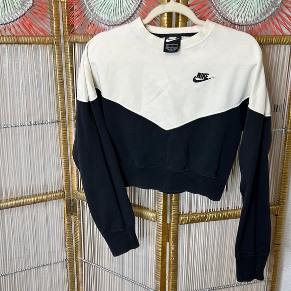 Nike Tops - Nike size M black and white color block sweatshirt
